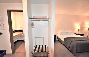 Bathroom - Willowbend Hotel (Maple Creek)