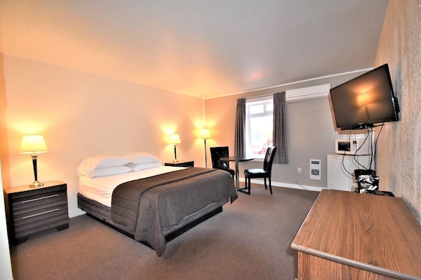 Camera Standard, 1 letto queen | Una scrivania, letti aggiuntivi (a pagamento), Wi-Fi gratuito