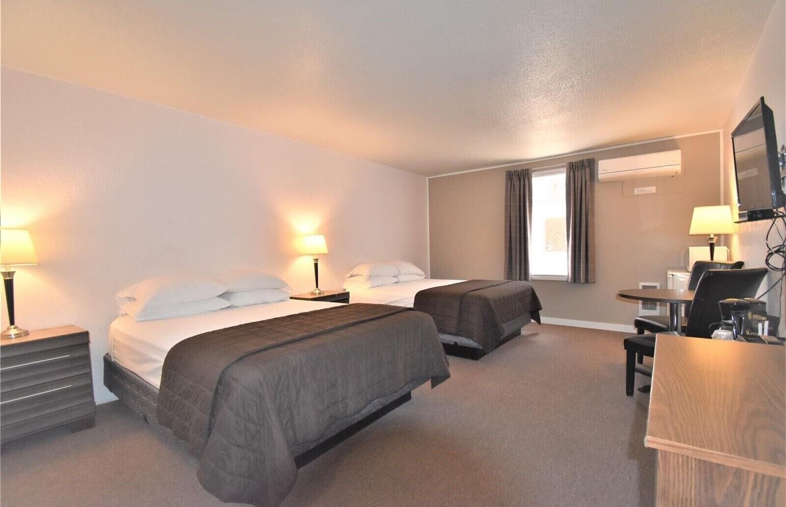 مكتب وأسرّة قابلة للطي وواي فاي مجانًا