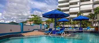 Beachfront Condo in Simpson Bay, 2BR/2BA Direct Beach Access & Walk to Dining