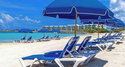 Beachfront Condo in Simpson Bay,2BR/2BA. Ocean View, Pools, SPA, Walk to Dining.