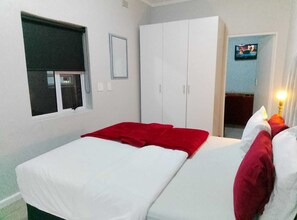 Deluxe Suite | Iron/ironing board, free WiFi