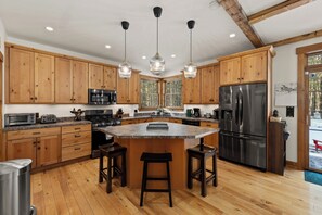 Mikrobølgeovn, ovn, kokeplater og oppvaskmaskin