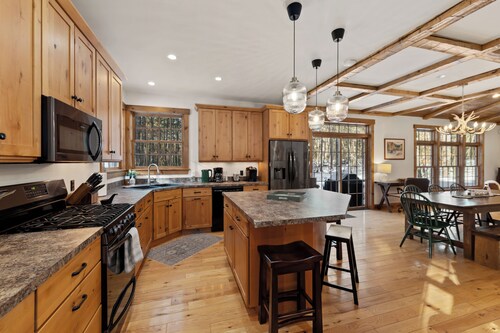 Huge Cabin, Near Whiteface and Lake Placid, Hot Tub, Sauna & Game Room