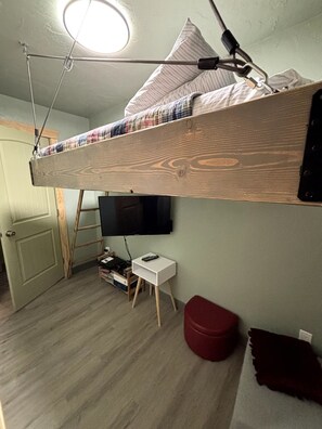 2 bedrooms, iron/ironing board, WiFi, bed sheets - Charming 2-bedroom house in beautiful Somers with AC (Somers)