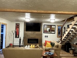 TV - Charming 2-bedroom house in beautiful Somers with AC (Somers)