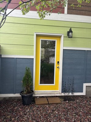 Exterior detail - Charming 2-bedroom house in beautiful Somers with AC (Somers)