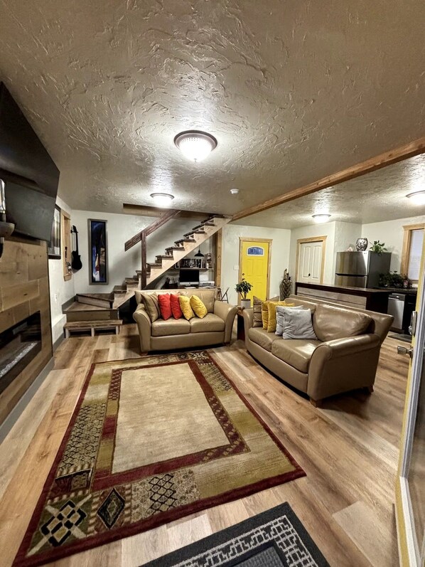 TV - Charming 2-bedroom house in beautiful Somers with AC (Somers)