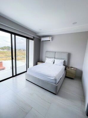 5 bedrooms, iron/ironing board, WiFi, bed sheets - La Vie Es Belle Beach House (Santa Eleana)