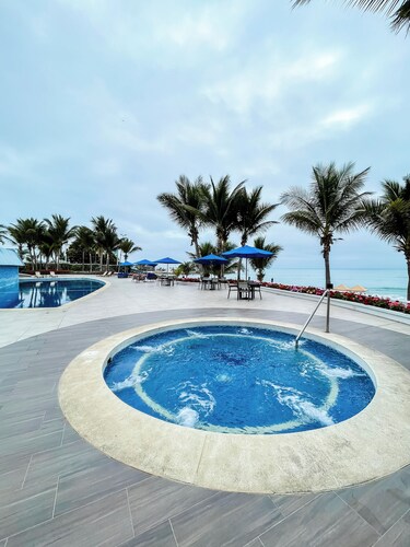 La Vie Es Belle Beach House