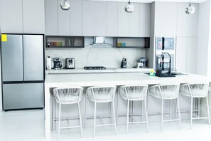 Private kitchen - La Vie Es Belle Beach House (Santa Eleana)