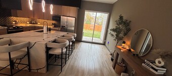 Modern 6-Bedroom Stay Near Downtown Dallas, Zoo, Bishop Arts & Fair Park.