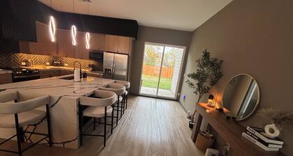 Modern 6-Bedroom Stay Near Downtown Dallas, Zoo, Bishop Arts & Fair Park.