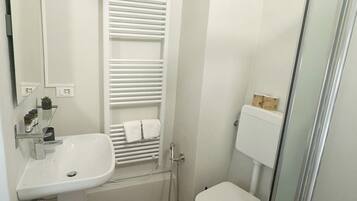 Hiustenkuivaaja, pyyhkeet, saippua, vessapaperi