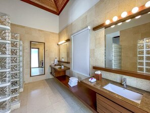 Bruser, hårtørrer, håndklæder