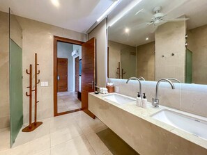 Dusche, Haartrockner, Handtücher