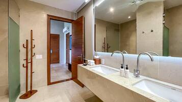 Chuveiro, secador de cabelo, toalhas de banho