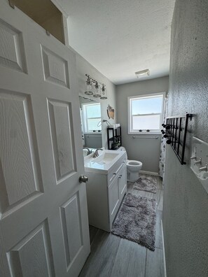 Hair dryer, towels, soap, toilet paper - Charming duplex - convenient, comfortable, Close to It All. Beach, Work & Play! (Corpus Christi)