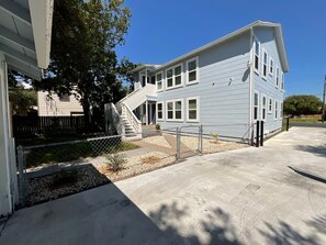 Exterior - Charming duplex - convenient, comfortable, Close to It All. Beach, Work & Play! (Corpus Christi)