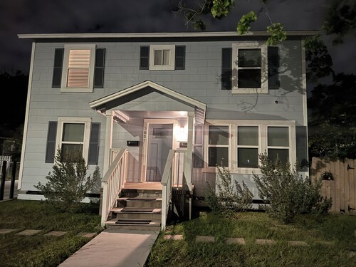 Charming duplex - convenient, comfortable, Close to It All. Beach, Work & Play!
