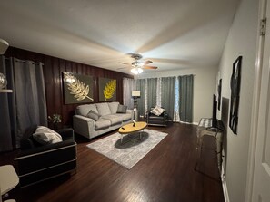 Smart TV - Charming duplex - convenient, comfortable, Close to It All. Beach, Work & Play! (Corpus Christi)