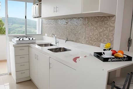 Refrigerador, microondas, placa de cocina, utensilios de cocina