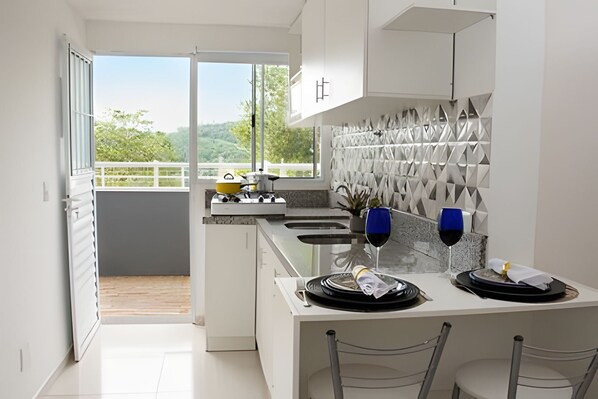 Apartamento clássico | Cozinha privada | Geladeira, micro-ondas, cooktop, talheres/pratos/utensílios de cozinha