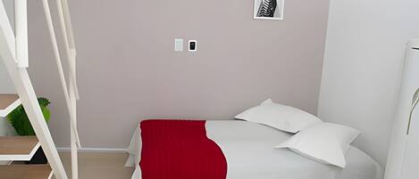 Un dormitorio con cama, almohadas blancas, una manta roja, una escalera y una pared con cuadros.