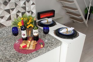 Departamento clásico | Cocina privada | Refrigerador, microondas, parrilla de estufa y utensilios de cocina