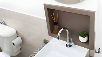 Classic Apartment | Bathroom | Shower, towels, soap, shampoo