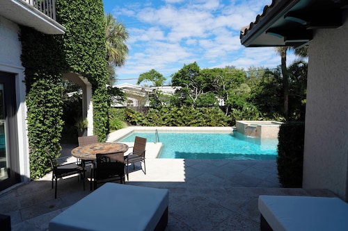 Casa del Sol, Oasis w/pool, near Galleria Mall, Beach, Ocean & Dining