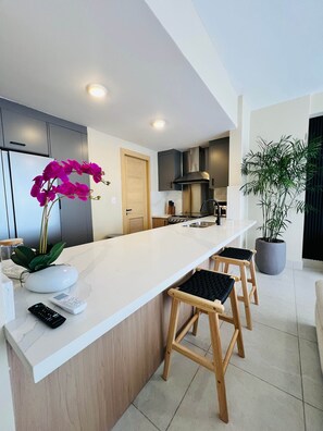 Refrigerador, parrilla de estufa, tostadora y utensilios de cocina 