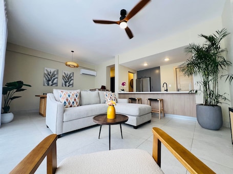 TV. Luxury and comfortable 2BR Apt. in PC Village