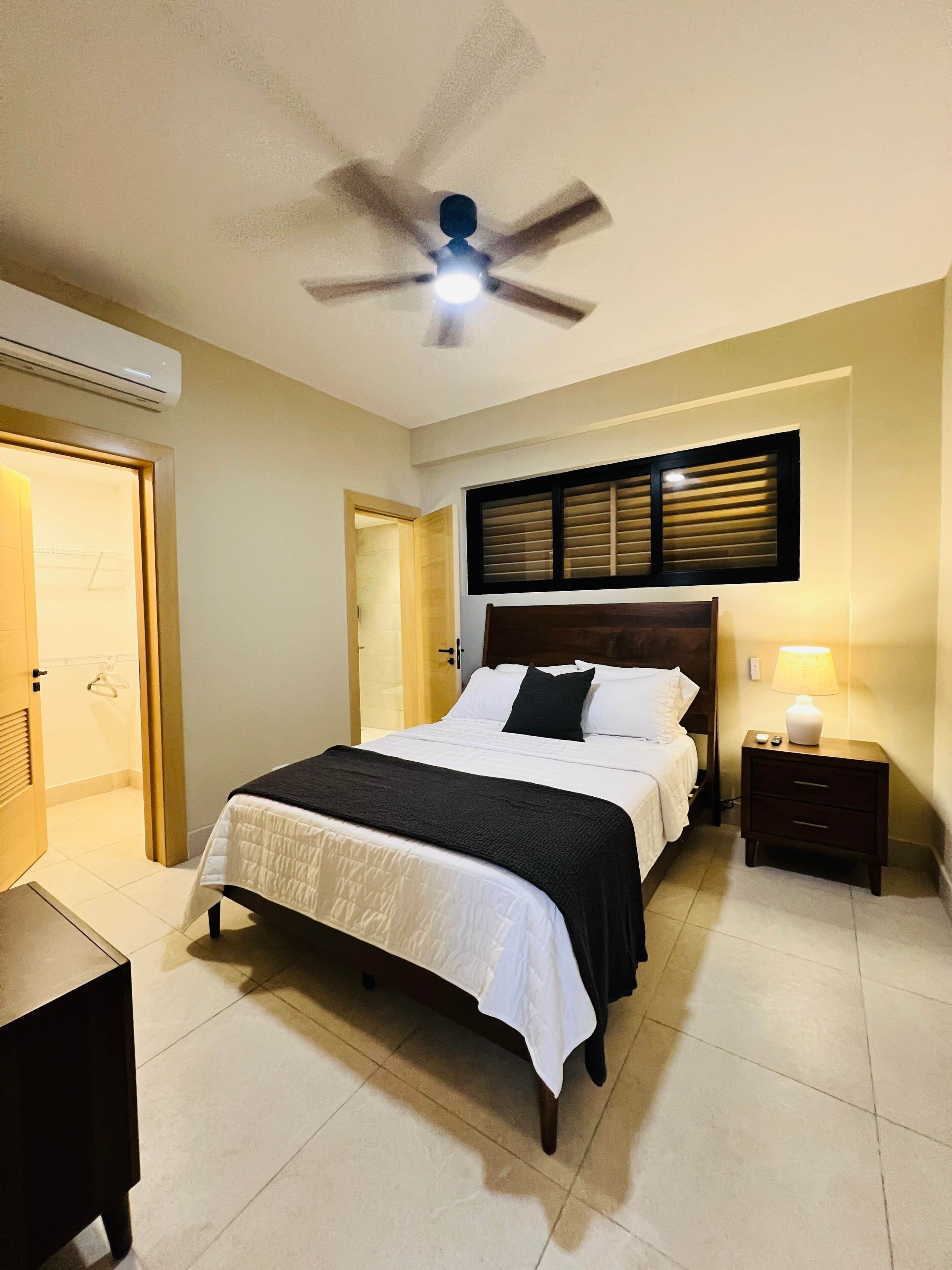 2 bedrooms, in-room safe, iron/ironing board, WiFi. Luxury and comfortable 2BR Apt. in PC Village