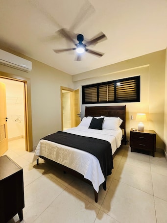 2 bedrooms, in-room safe, iron/ironing board, WiFi. Luxury and comfortable 2BR Apt. in PC Village