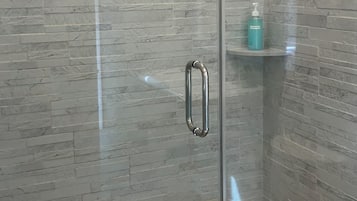 Haartrockner, HandtĂŒcher, Seife, Toilettenpapier