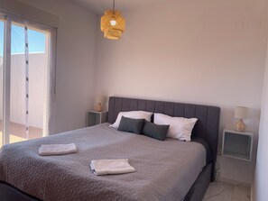 3 bedrooms, desk, iron/ironing board, free WiFi