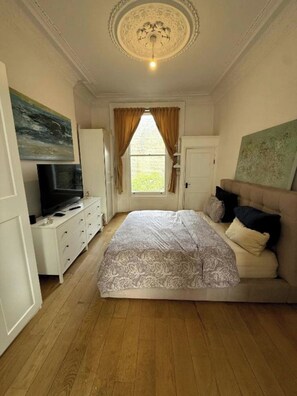 1 habitación, tabla de planchar con plancha, wifi y ropa de cama