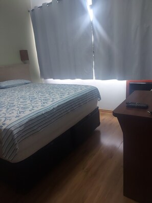 1 quarto, escrivaninha, Wi-Fi de cortesia, roupa de cama