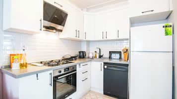 Comfort Apartment, Air conditioning, City View | Private kitchen | Fridge, coffee/tea maker, electric kettle