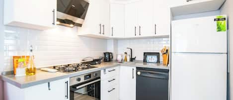 Comfort-Apartment, Klimaanlage, Stadtblick | Eigene Küche | Kühlschrank, Wasserkocher mit Kaffee-/Teezubehör, Wasserkocher, Toaster