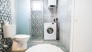 Comfort-huoneisto, ilmastointi, kaupunkinäköala | Kylpyhuone | Tohvelit