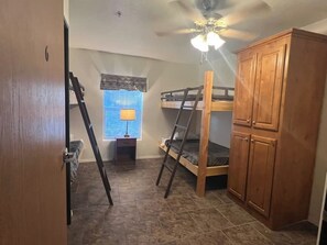 8 bedrooms, WiFi, bed sheets, wheelchair access
