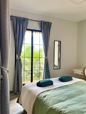 Tabla de planchar con plancha, wifi gratis y ropa de cama