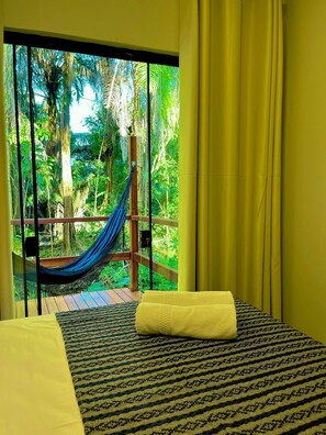 Apartamento design | Escrivaninha, cortinas blackout, ferros/tábuas de passar roupa