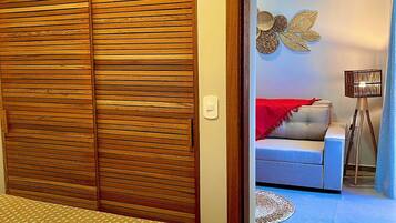 Apartamento família | Cortinas blackout, ferros/tábuas de passar roupa, Wi-Fi de cortesia