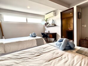 2 habitaciones, escritorio y tabla de planchar con plancha 