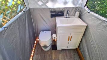 Amenidades de baño ecológicas, toallas, jabón, shampoo