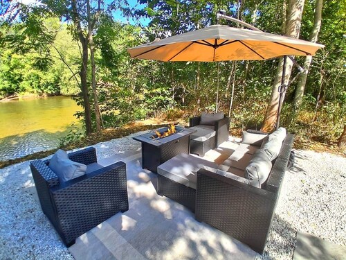 Elysian Escape: Starlit Riverfront Glamping Suite AC + WiFi + Games