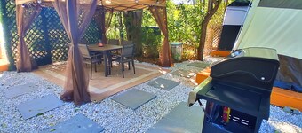 Elysian Escape: Starlit Riverfront Glamping Suite AC + WiFi + Games